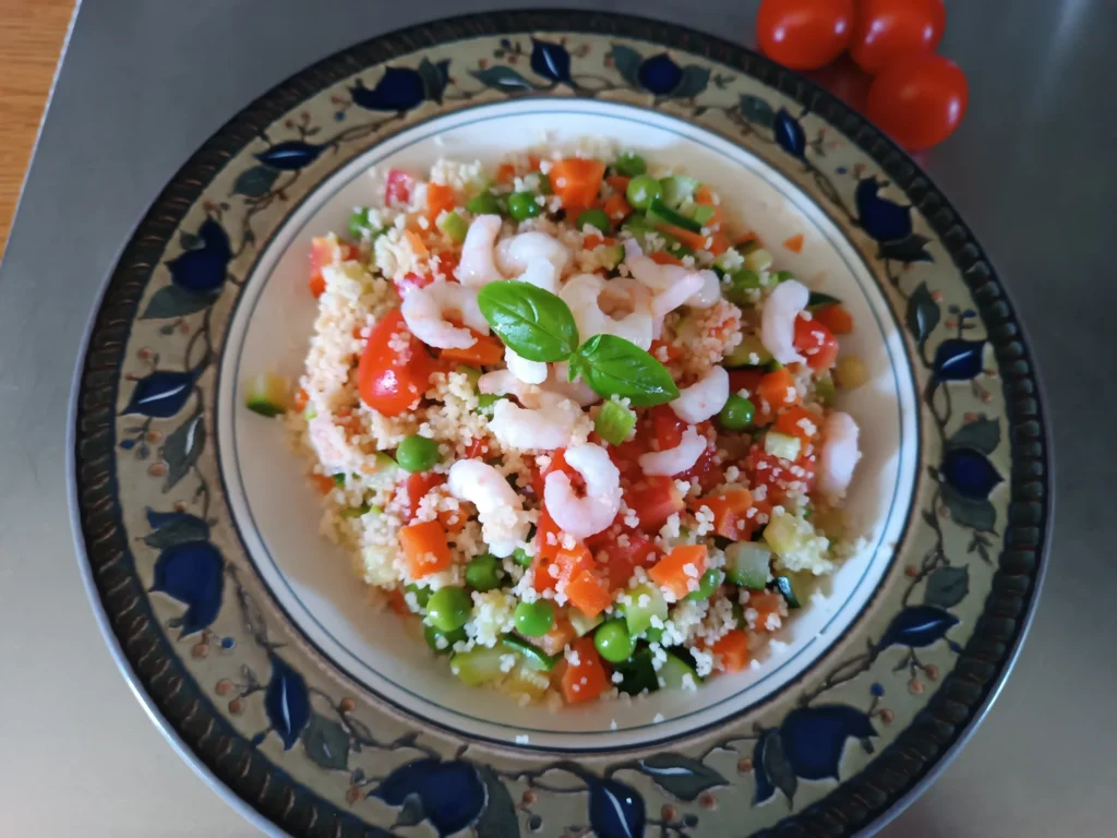 plat de couscous aux légumes et crevettes