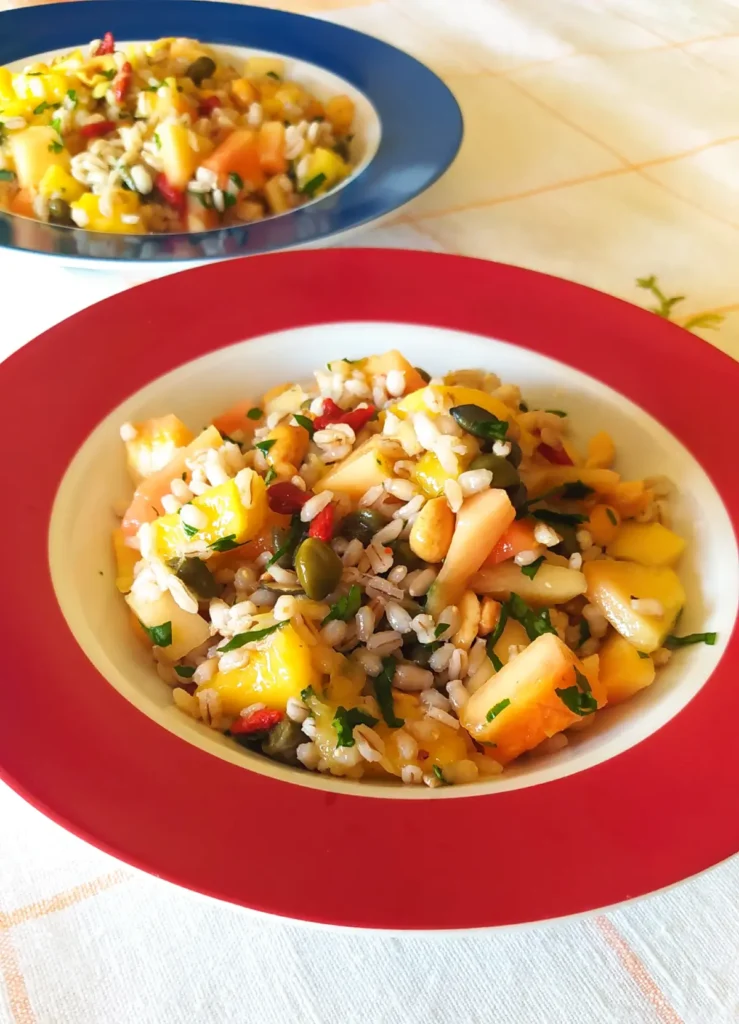 Deux assiettes de salade d'orge, légumes et fruits