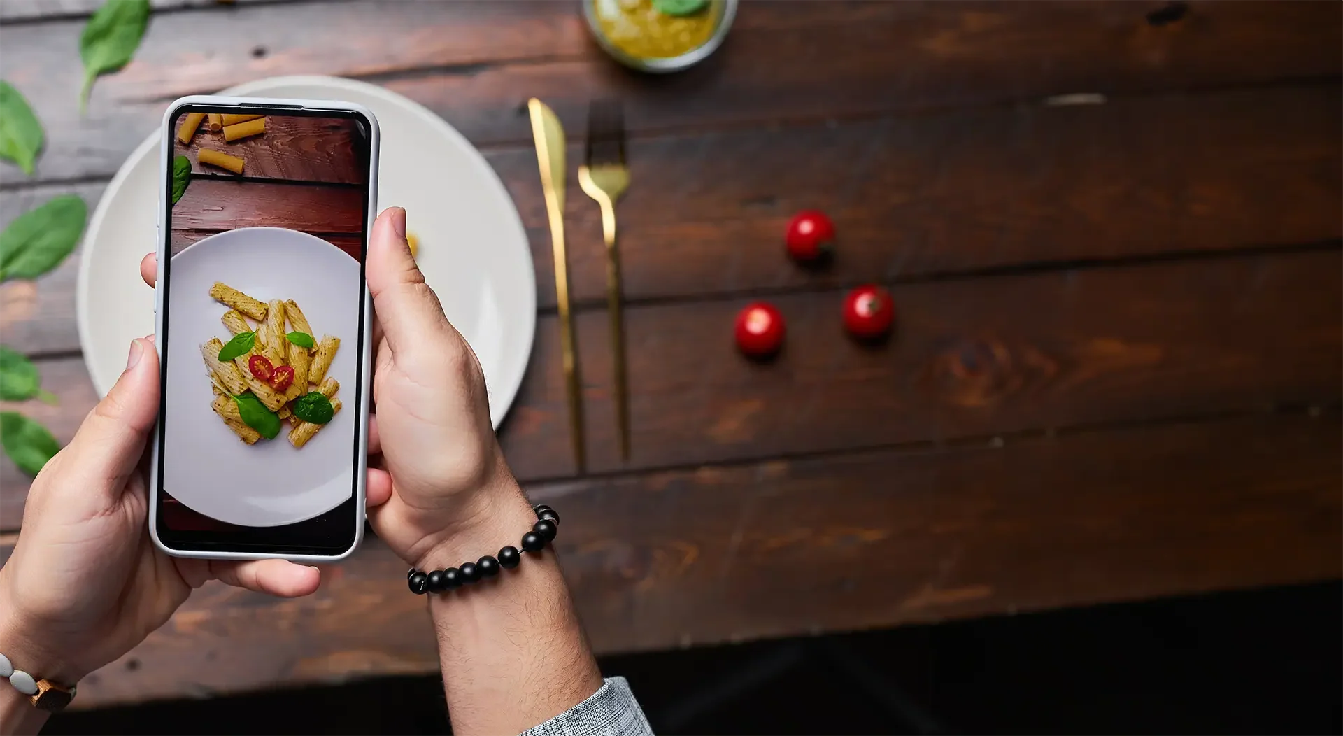 gros plan d'un téléphone portable photographiant une assiette de pâtes