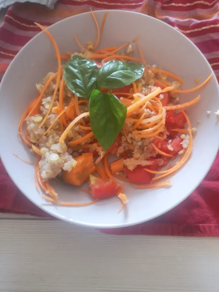 Un plat de quinoa, tomates et basilic