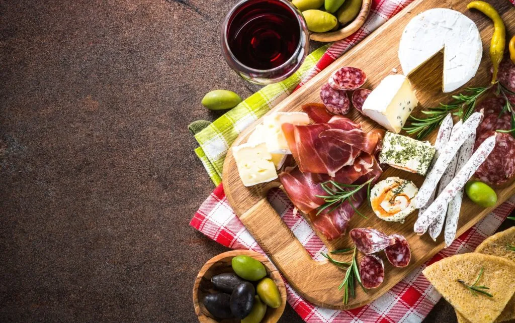 Épices et aliments sur une table.