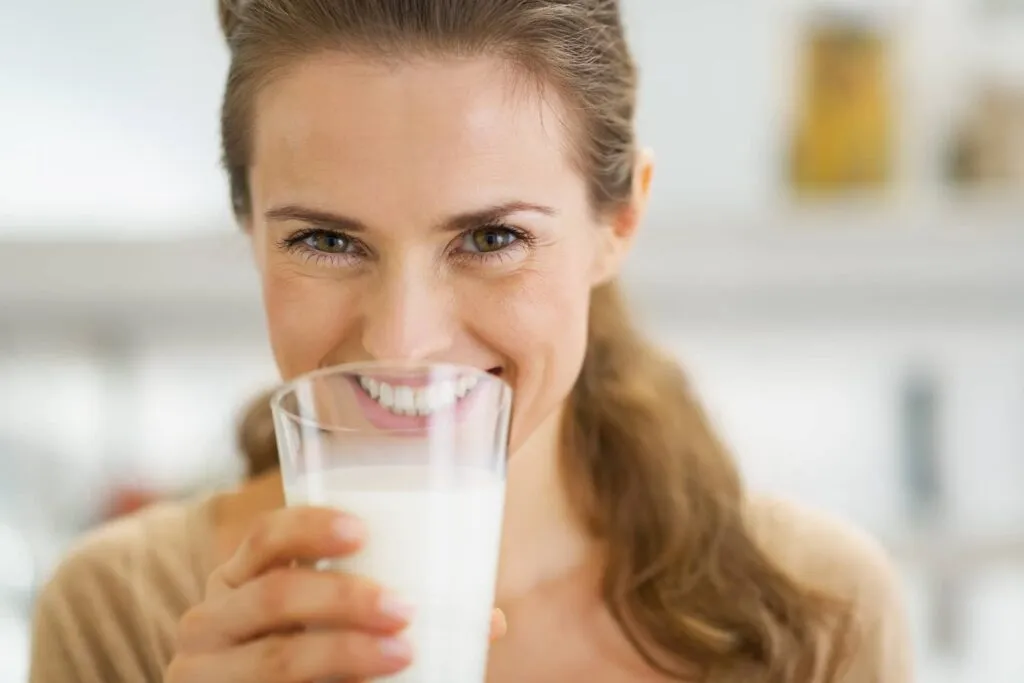 femme buvant un verre de lait