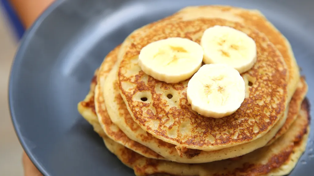 pancakes avec dessus des tranches de banane