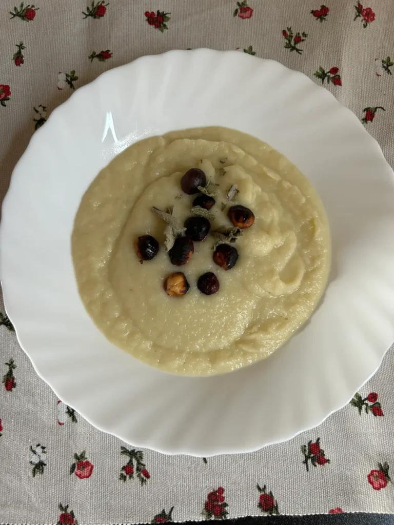 plat de soupe crémeuse de céleri rave et de poireaux