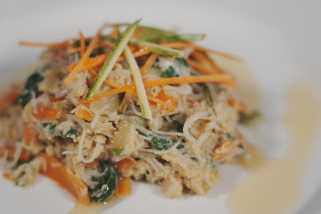 Spaghettis de riz aux légumes et aux œufs