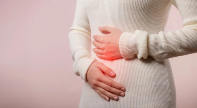 femme tenant son ventre, visiblement enflammé