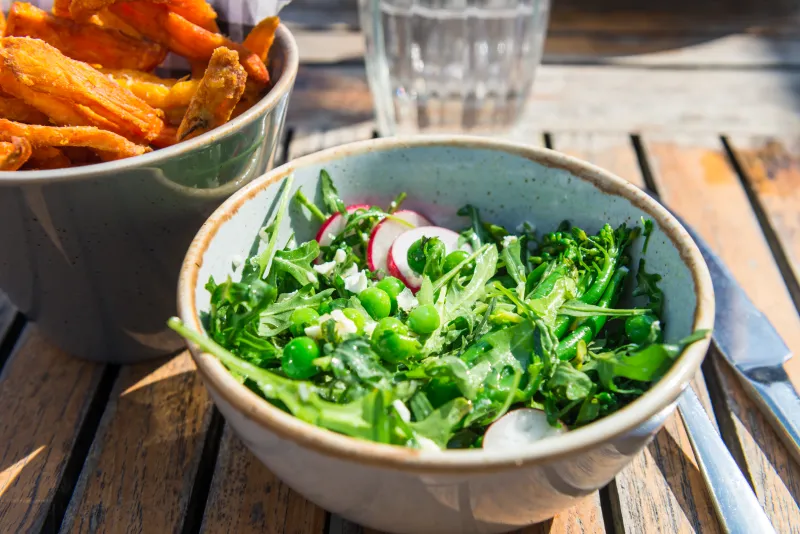 bol de salade accompagné de patates douces