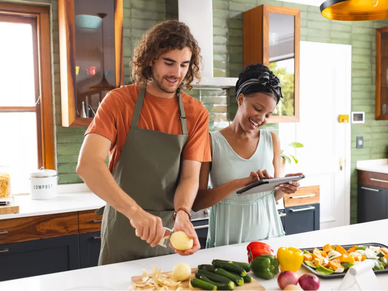 couple cuisinant ensemble