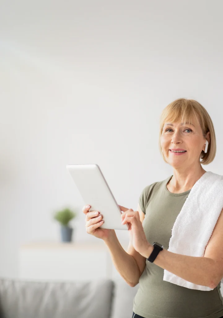 femme utilisant une tablette après une séance d'exercice