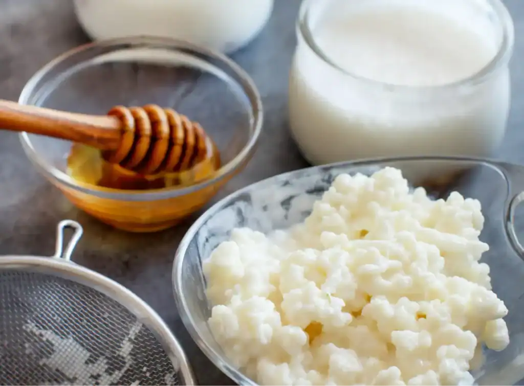 Kéfir avec miel et verre de lait de kéfir