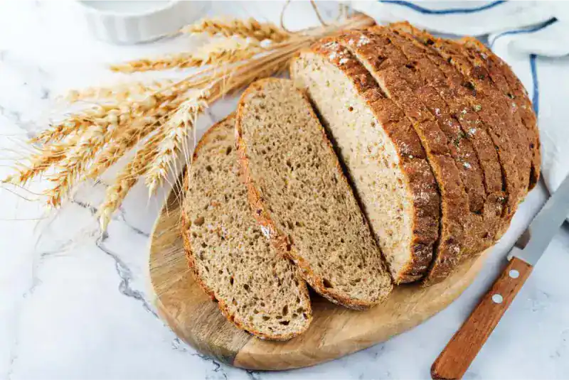 Pain complet tranché, épis de blé, sensibilité au gluten