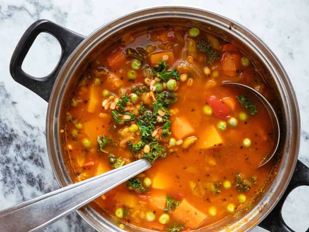 Soupe antispreco avec légumes, pois et cavolo kale dans une cocotte